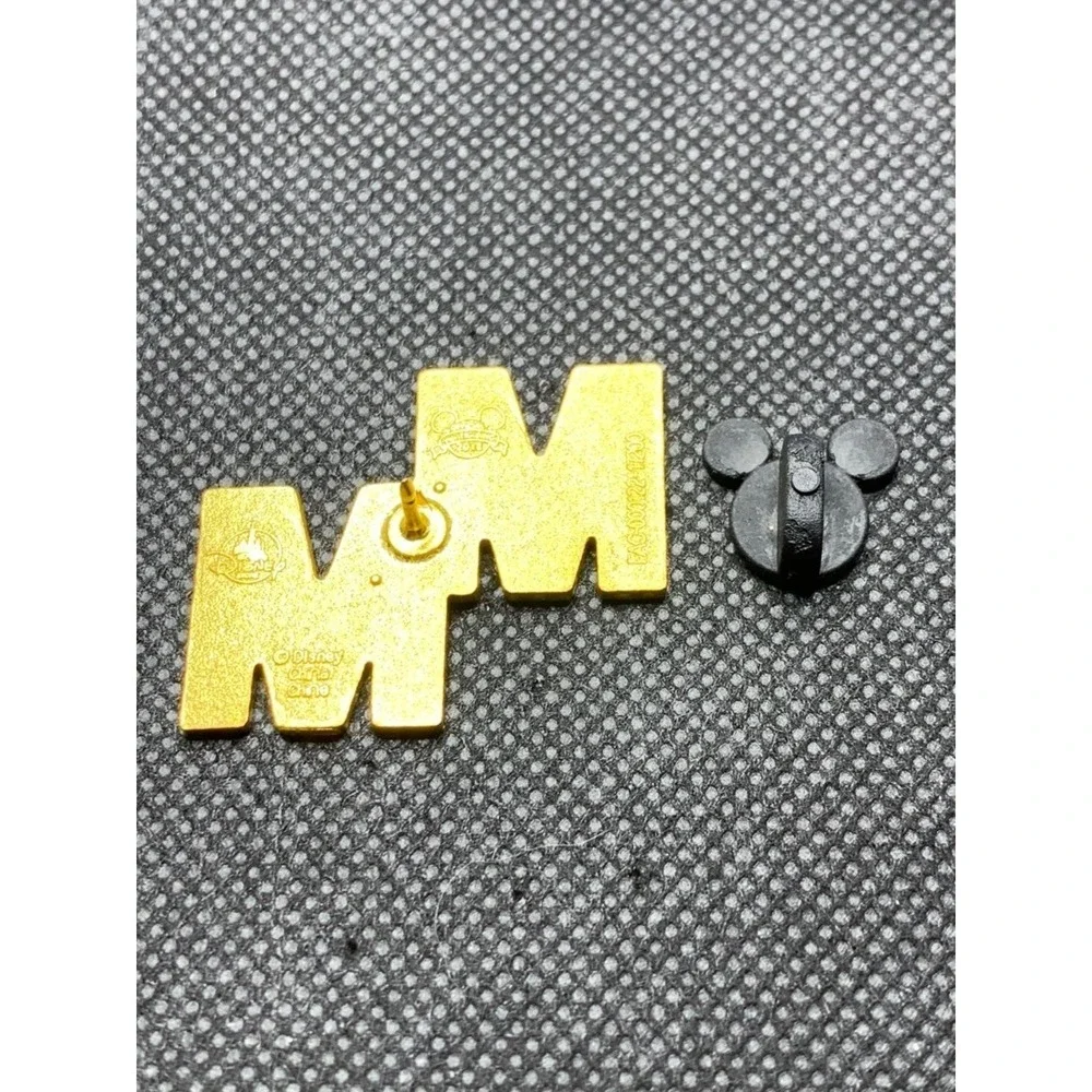 2018 Mickey Memories Disney pin Mickey Mouse Disney Store Exclusive Set